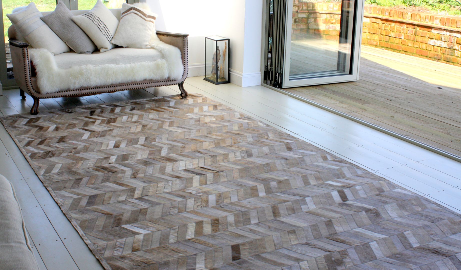 Hand crafted hair-on-hide rug homify Salas de estar ecléticas