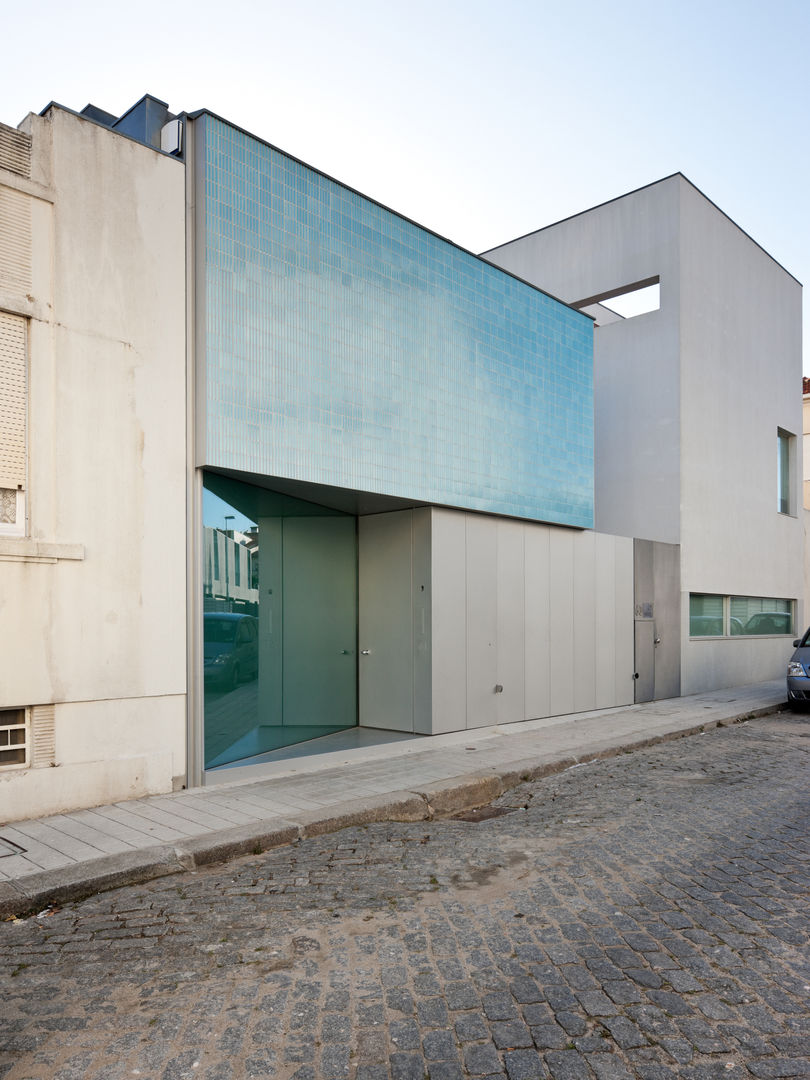 Casa Ricardo Pinto, CORREIA/RAGAZZI ARQUITECTOS CORREIA/RAGAZZI ARQUITECTOS Nhà