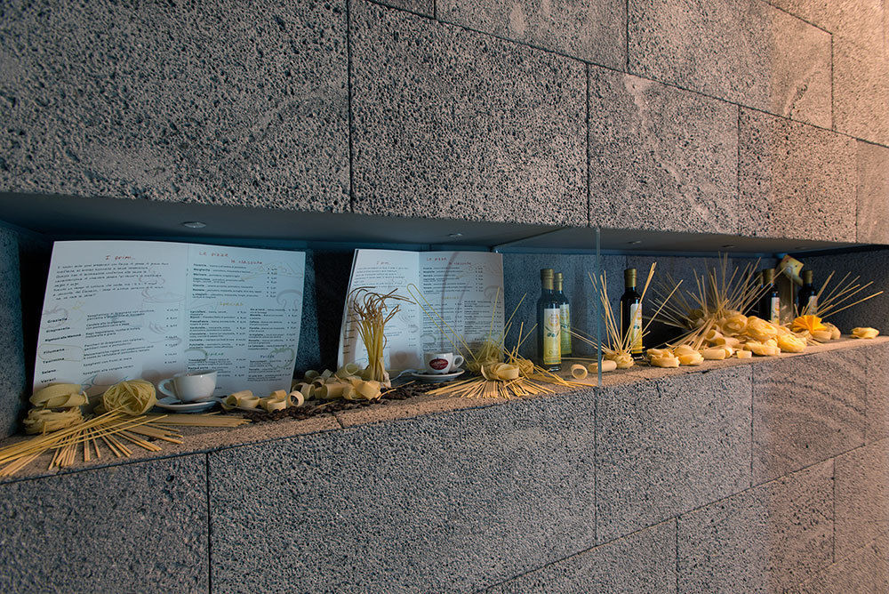 The Lava Stone Restaurant: product displays Ranieri Pietra Lavica Espacios comerciales