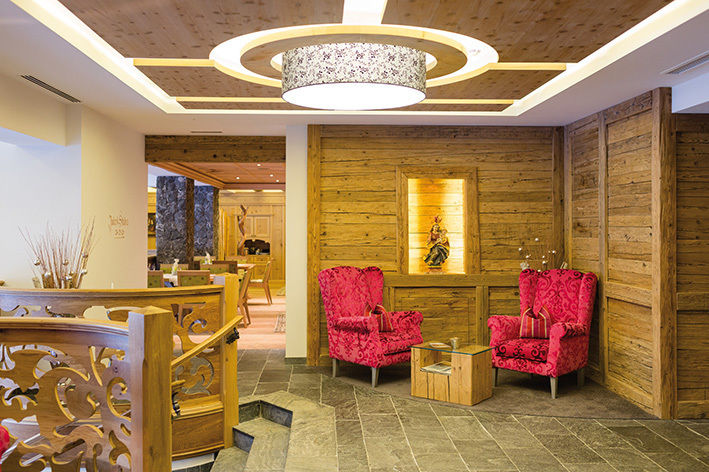 Erstklassige Leuchten für ein erstklassiges Tiroler Hotel, planlicht GmbH & Co KG planlicht GmbH & Co KG Commercial spaces Office spaces & stores