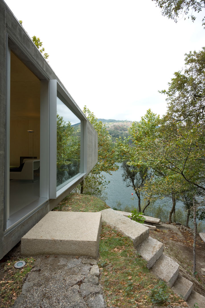 Casa no Gerês, CORREIA/RAGAZZI ARQUITECTOS CORREIA/RAGAZZI ARQUITECTOS Moderne Häuser