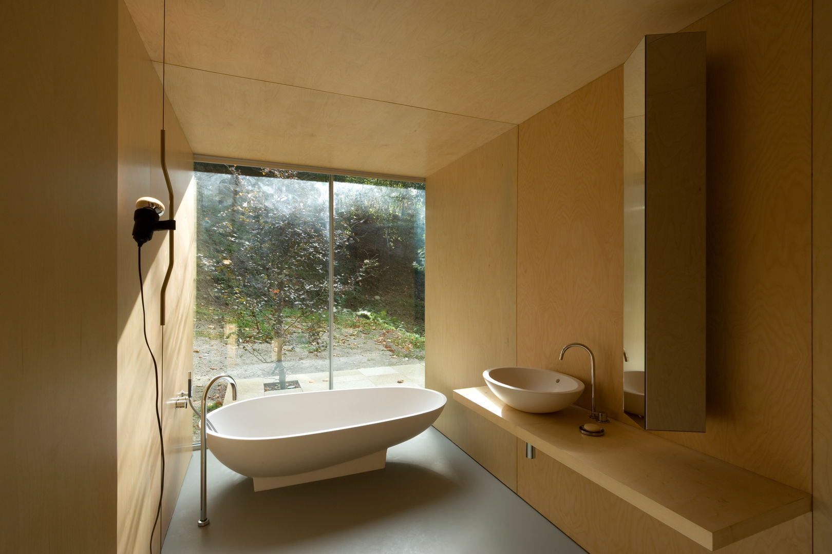 Casa no Gerês, CORREIA/RAGAZZI ARQUITECTOS CORREIA/RAGAZZI ARQUITECTOS Modern style bathrooms