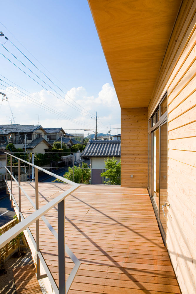 山月荘／House moon over a mountain, 松下建築設計 一級建築士事務所／Matsushita Architects 松下建築設計 一級建築士事務所／Matsushita Architects بلكونة أو شرفة