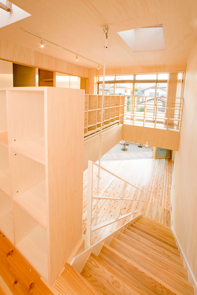 階段 松下建築設計 一級建築士事務所／Matsushita Architects オリジナルスタイルの 玄関&廊下&階段