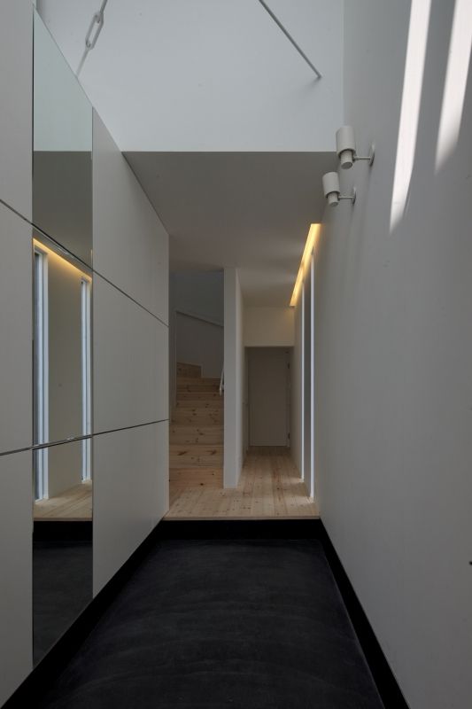 松原の黒い家, eu建築設計 eu建築設計 現代風玄關、走廊與階梯