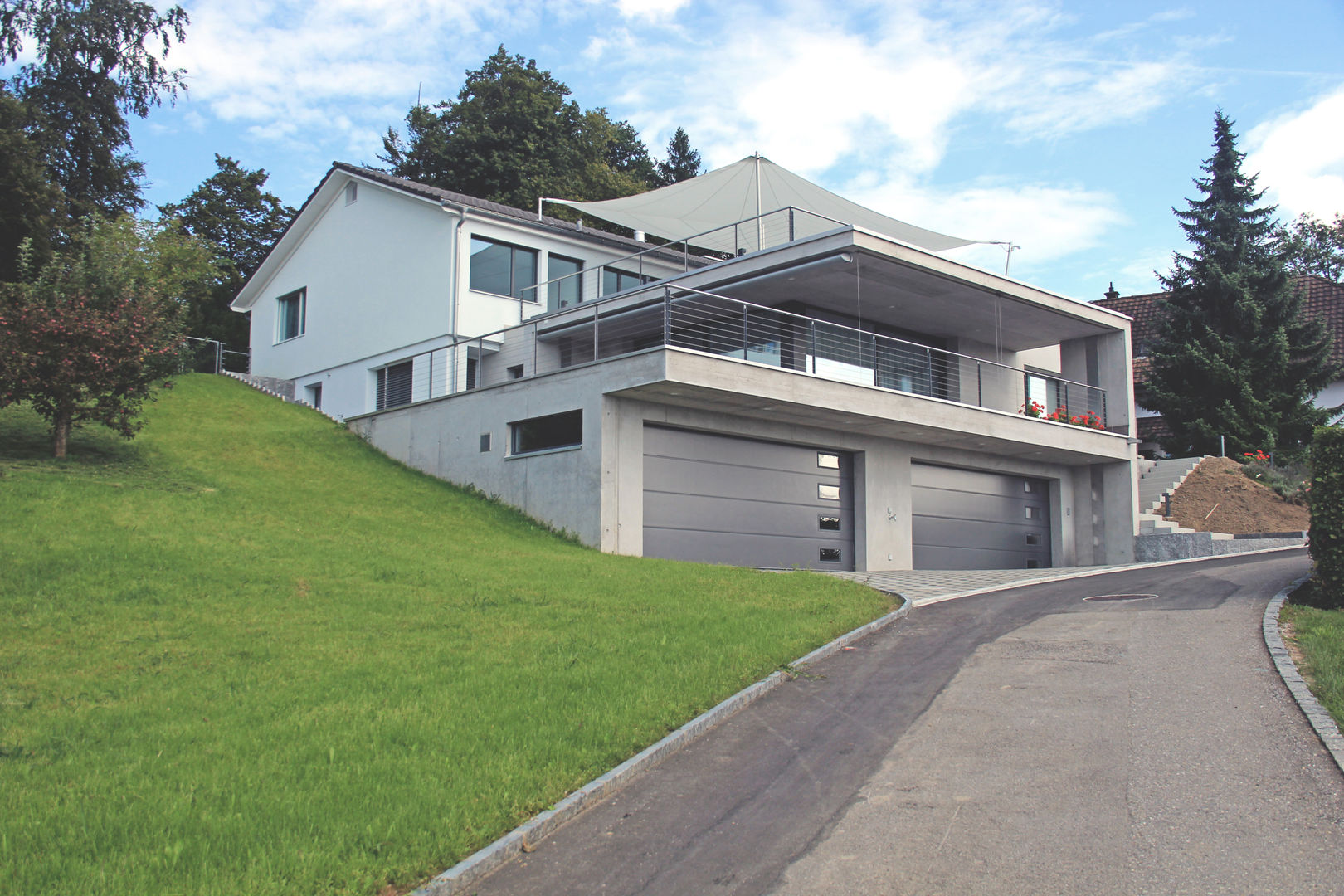 Anbau einer Einliegerwohnung, Schweizer Architekten HTl/STV Schweizer Architekten HTl/STV Modern style balcony, porch & terrace