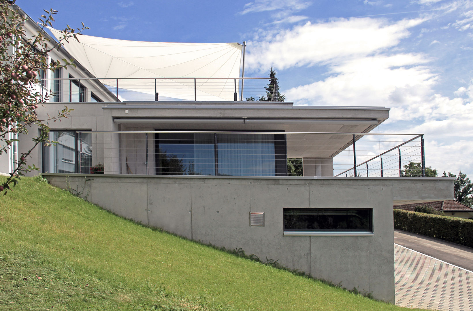 Anbau einer Einliegerwohnung, Schweizer Architekten HTl/STV Schweizer Architekten HTl/STV Modern balcony, veranda & terrace