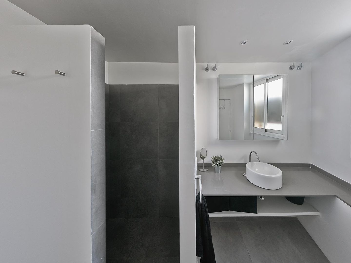 homify Minimal style Bathroom