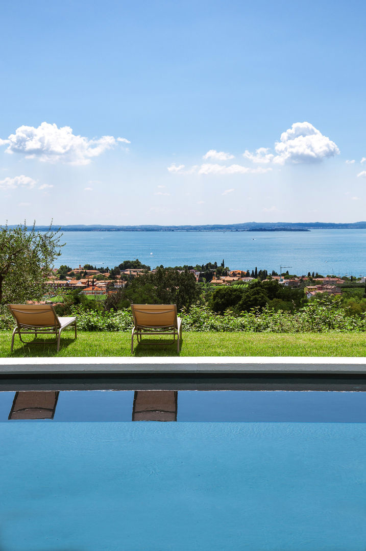 39 - Veduta del paesaggio dalla piscina Studio Athesis Piscina minimalista