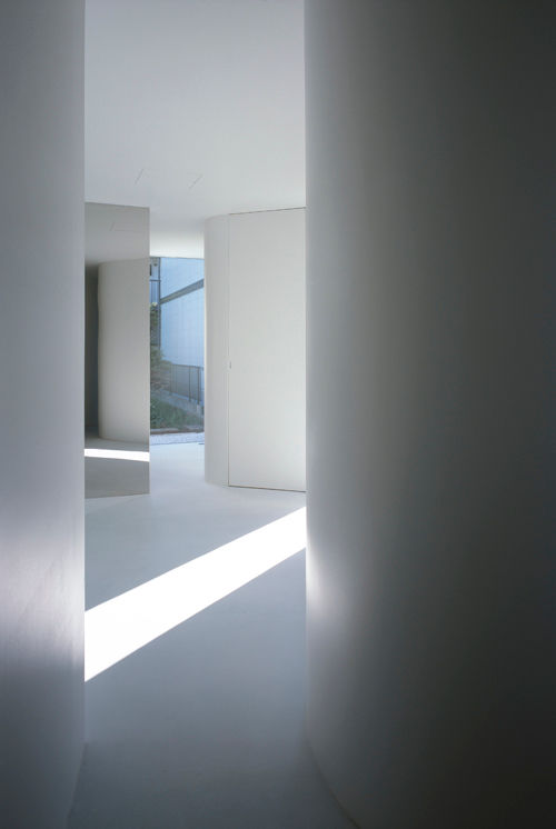 House in Komae, Makoto Yamaguchi Design Makoto Yamaguchi Design Modern Corridor, Hallway and Staircase