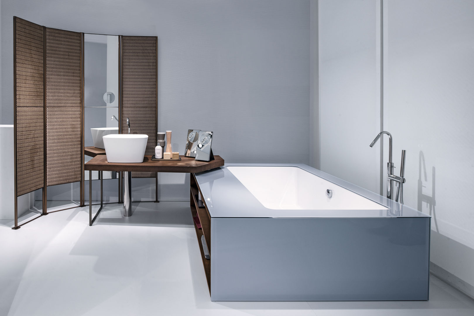 MAKROSYSTEMS, makro makro Minimalist style bathrooms Bathtubs & showers