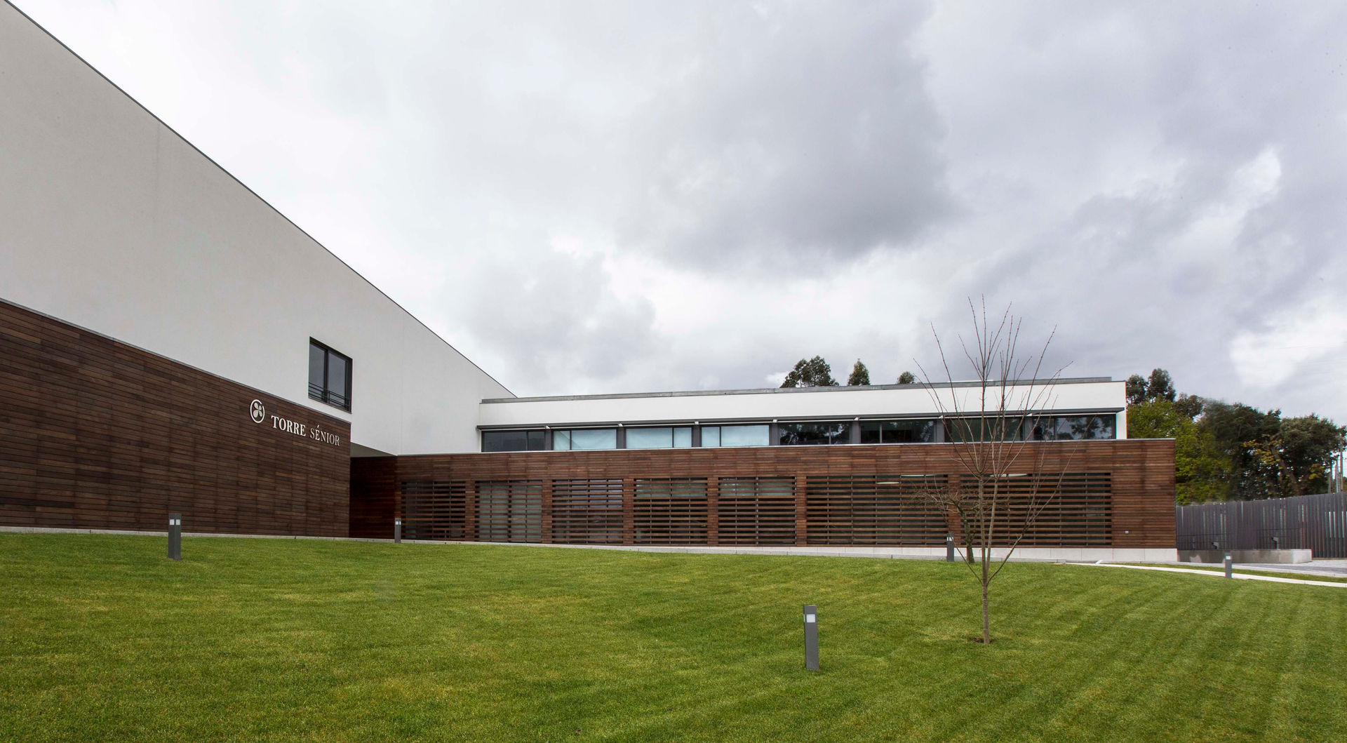 Eldery Residential Building, Atelier d'Arquitetura Lopes da Costa Atelier d'Arquitetura Lopes da Costa Modern houses