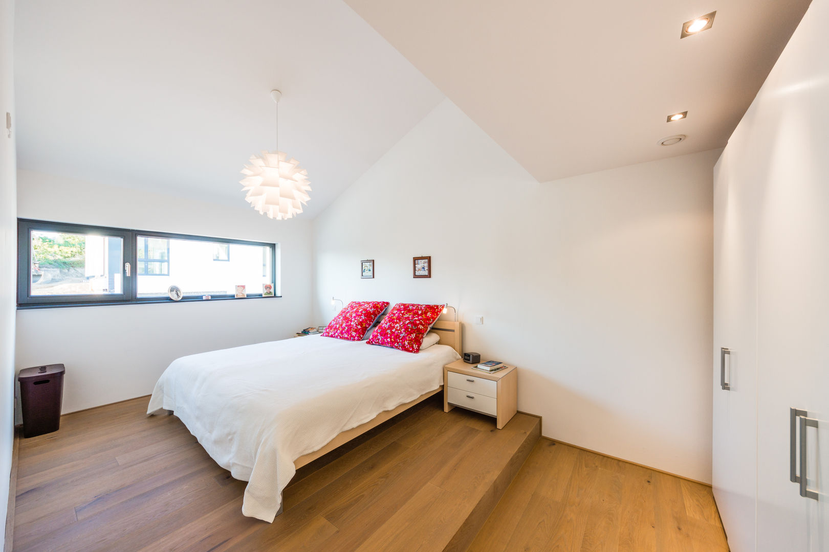 Fanned House - Single Family House in Weinheim, Germany, Helwig Haus und Raum Planungs GmbH Helwig Haus und Raum Planungs GmbH Minimalist bedroom