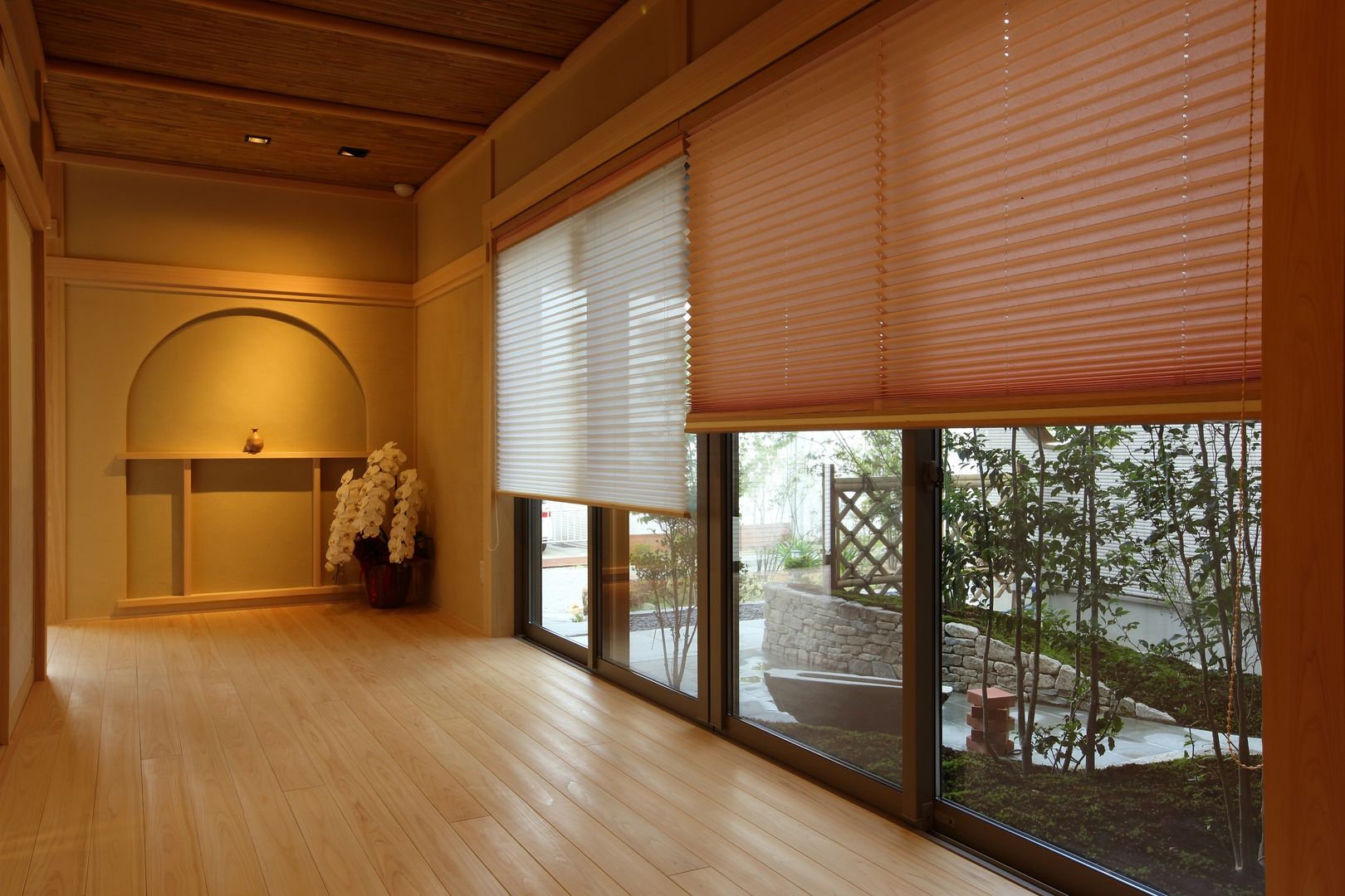 もてなしの家・和のエスプリを継ぐ家, やまぐち建築設計室 やまぐち建築設計室 モダンな 壁&床