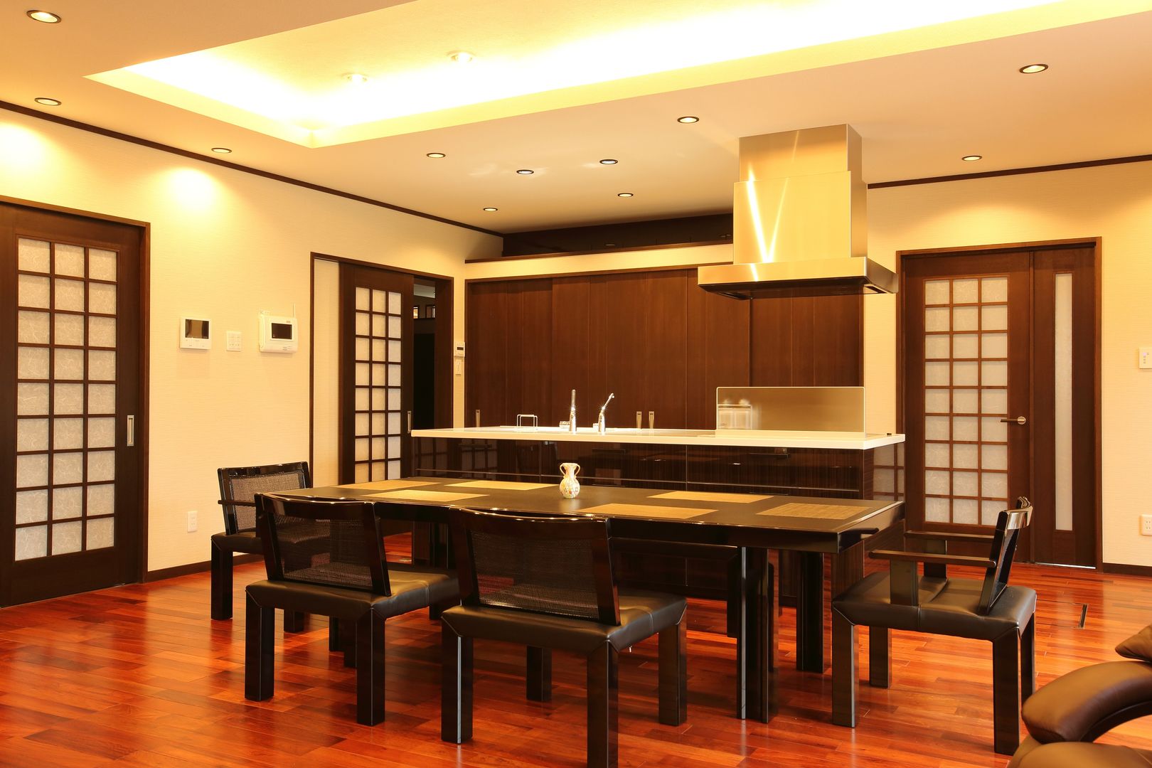 もてなしの家・和のエスプリを継ぐ家, やまぐち建築設計室 やまぐち建築設計室 Modern dining room