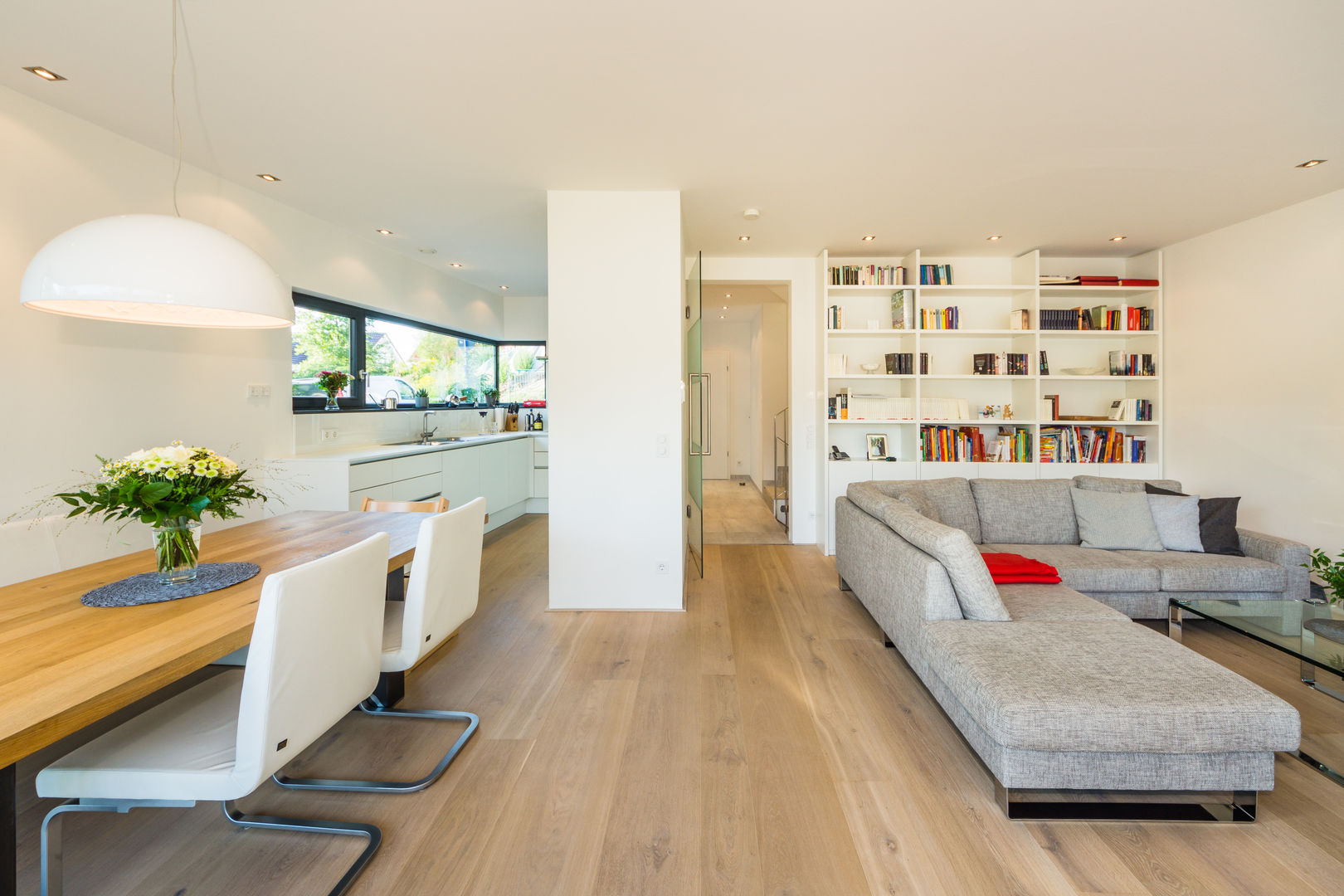 Fanned House - Single Family House in Weinheim, Germany, Helwig Haus und Raum Planungs GmbH Helwig Haus und Raum Planungs GmbH Modern living room