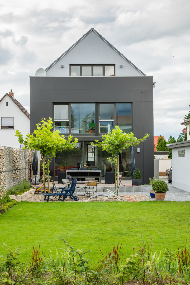 Box House - Single Family House in Lorsch, Germany, Helwig Haus und Raum Planungs GmbH Helwig Haus und Raum Planungs GmbH Jardines de estilo moderno