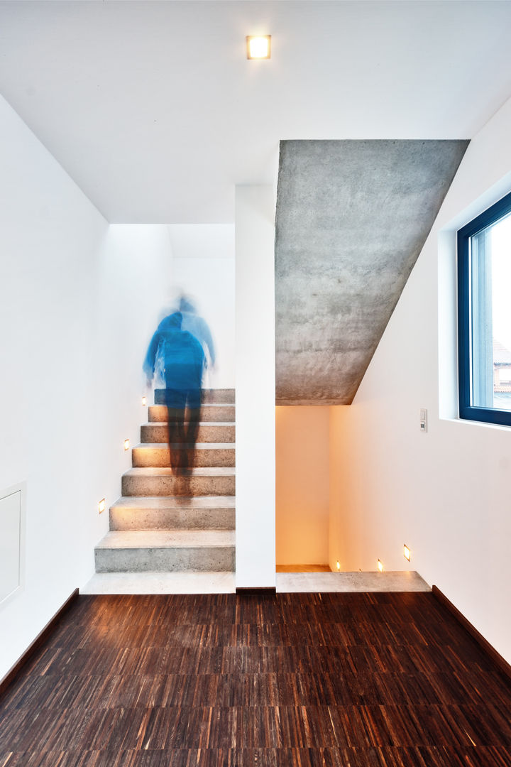 Single Family House in Heppenheim, Germany, Helwig Haus und Raum Planungs GmbH Helwig Haus und Raum Planungs GmbH Modern Corridor, Hallway and Staircase