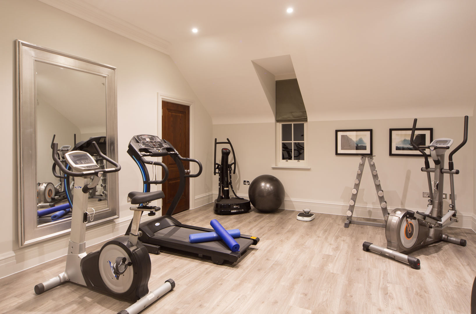 Flairlight Project 1 Oxshott, Tudor House, Flairlight Designs Ltd Flairlight Designs Ltd Modern Fitness Odası