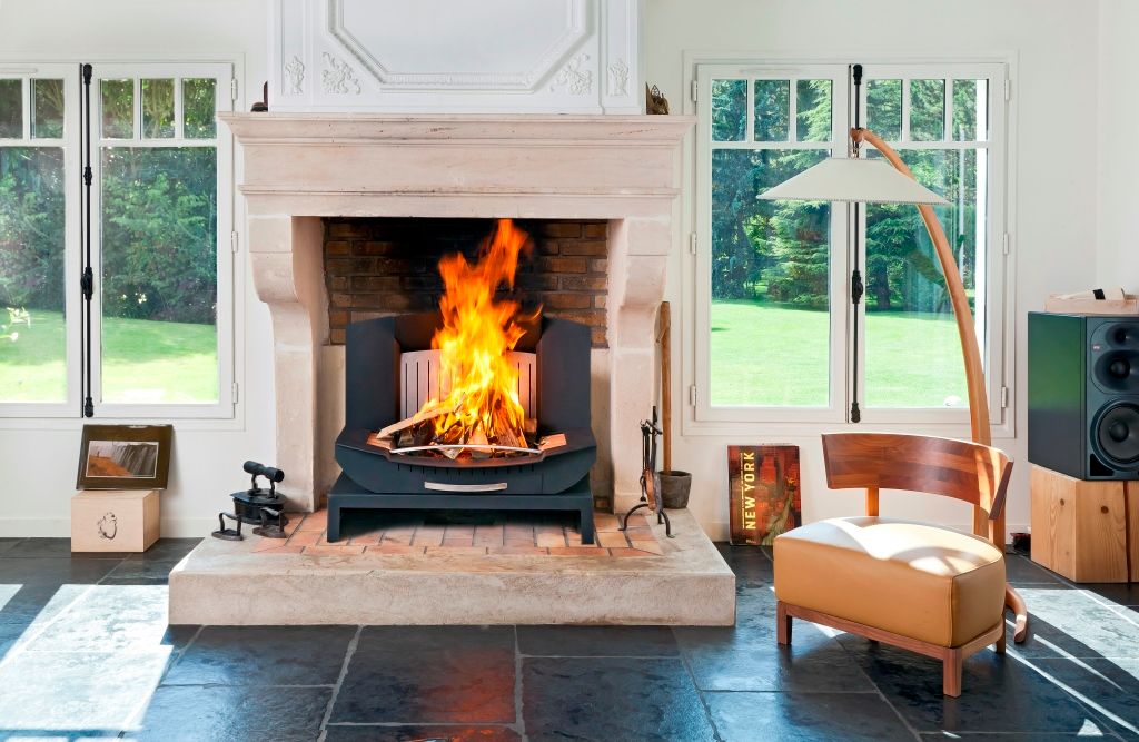 L'insert-ouvert dans une demeure en Ile de France, Finoptim Finoptim Classic style living room Fireplaces & accessories