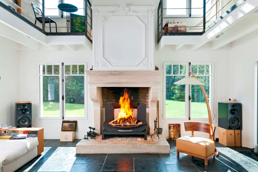 L'insert-ouvert dans une demeure en Ile de France, Finoptim Finoptim Ruang Keluarga Klasik Fireplaces & accessories
