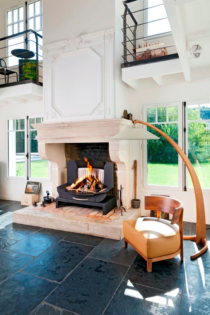 L'insert-ouvert dans une demeure en Ile de France, Finoptim Finoptim Ruang Keluarga Klasik Fireplaces & accessories