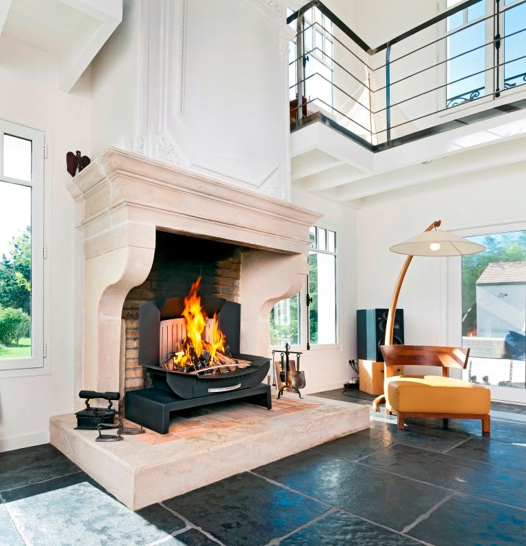 L'insert-ouvert dans une demeure en Ile de France, Finoptim Finoptim Phòng khách phong cách kinh điển Fireplaces & accessories