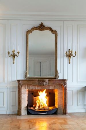 Appartement haussmannien sur les quais de Seine à Paris, Finoptim Finoptim Salones de estilo clásico Chimeneas y accesorios