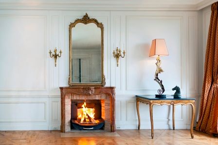 Appartement haussmannien sur les quais de Seine à Paris, Finoptim Finoptim Classic style living room Fireplaces & accessories