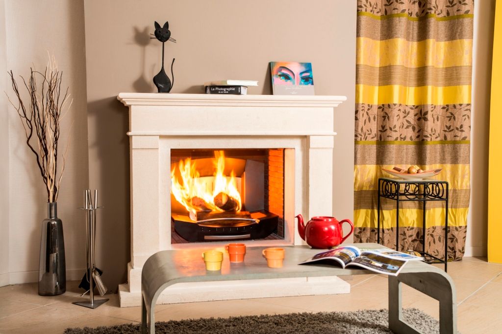 L'insert-ouvert dans une cheminée classique, Finoptim Finoptim Living room Fireplaces & accessories