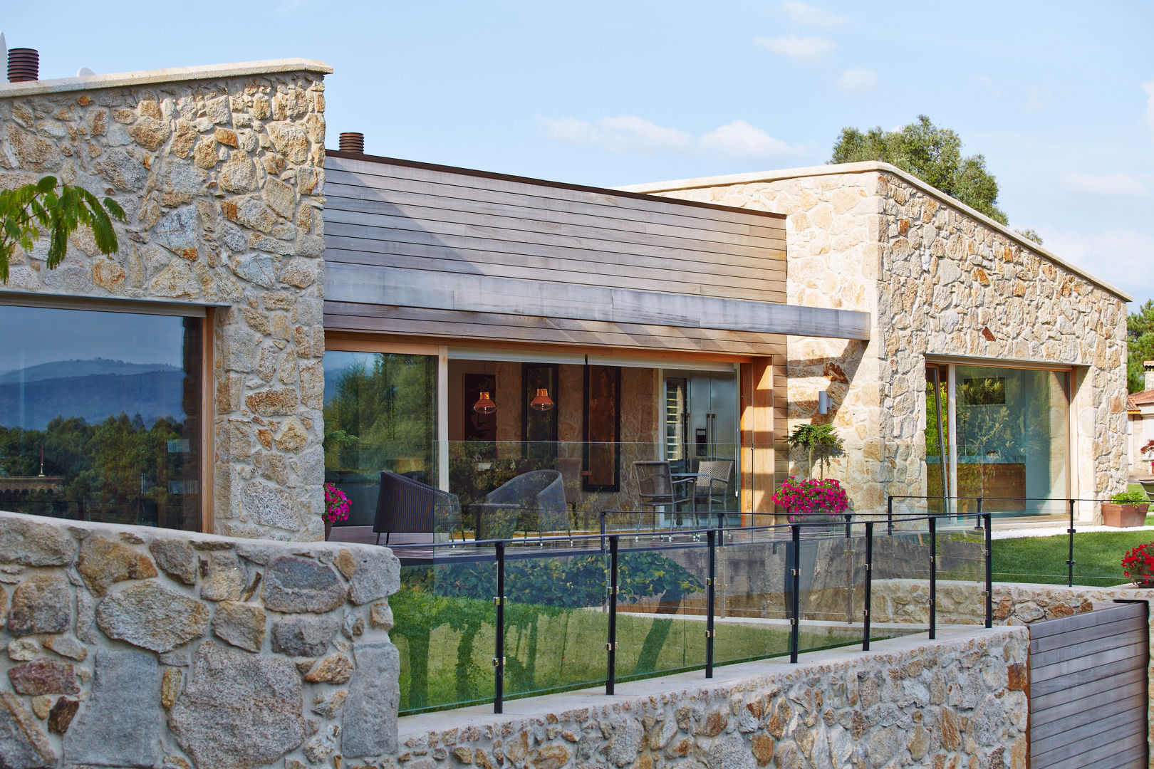 Una Casa con Paredes de Piedra y Jardines de Sueño, HUGA ARQUITECTOS HUGA ARQUITECTOS Будинки