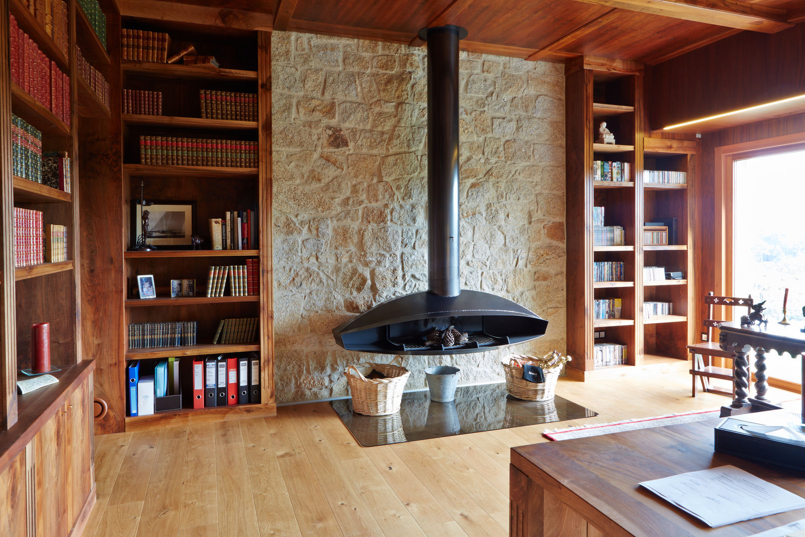 Una Casa con Paredes de Piedra y Jardines de Sueño, HUGA ARQUITECTOS HUGA ARQUITECTOS Rustic style houses