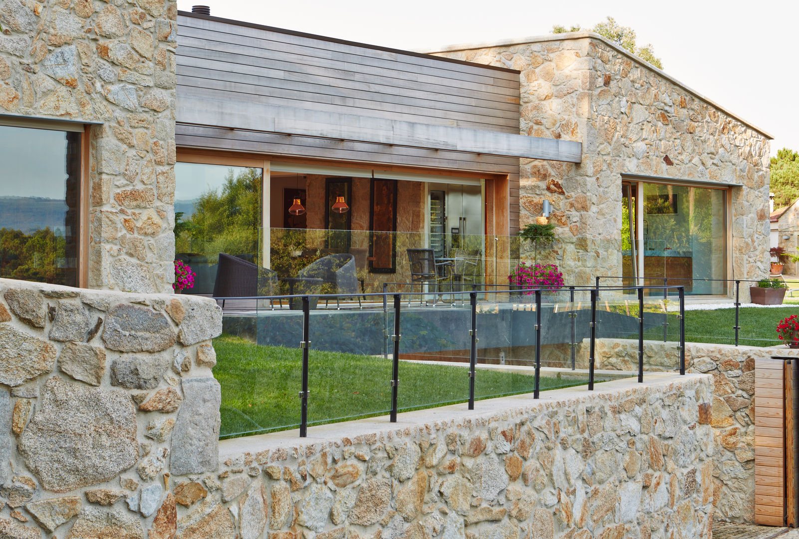 Una Casa con Paredes de Piedra y Jardines de Sueño, HUGA ARQUITECTOS HUGA ARQUITECTOS Rustik Evler