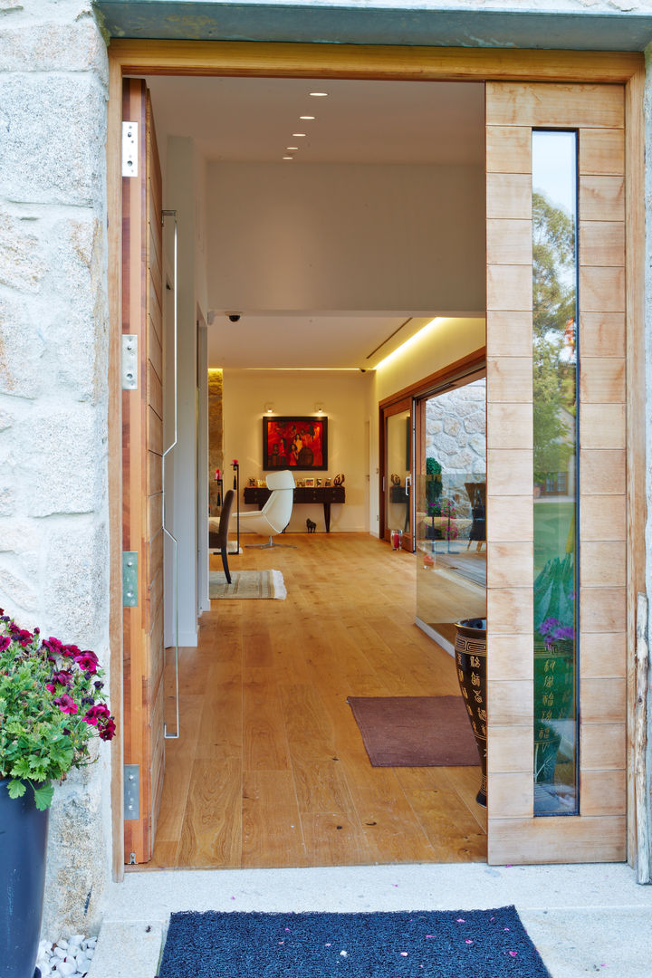 Una Casa con Paredes de Piedra y Jardines de Sueño, HUGA ARQUITECTOS HUGA ARQUITECTOS Casas rústicas