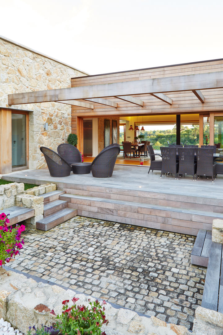 Una Casa con Paredes de Piedra y Jardines de Sueño, HUGA ARQUITECTOS HUGA ARQUITECTOS Maisons rustiques