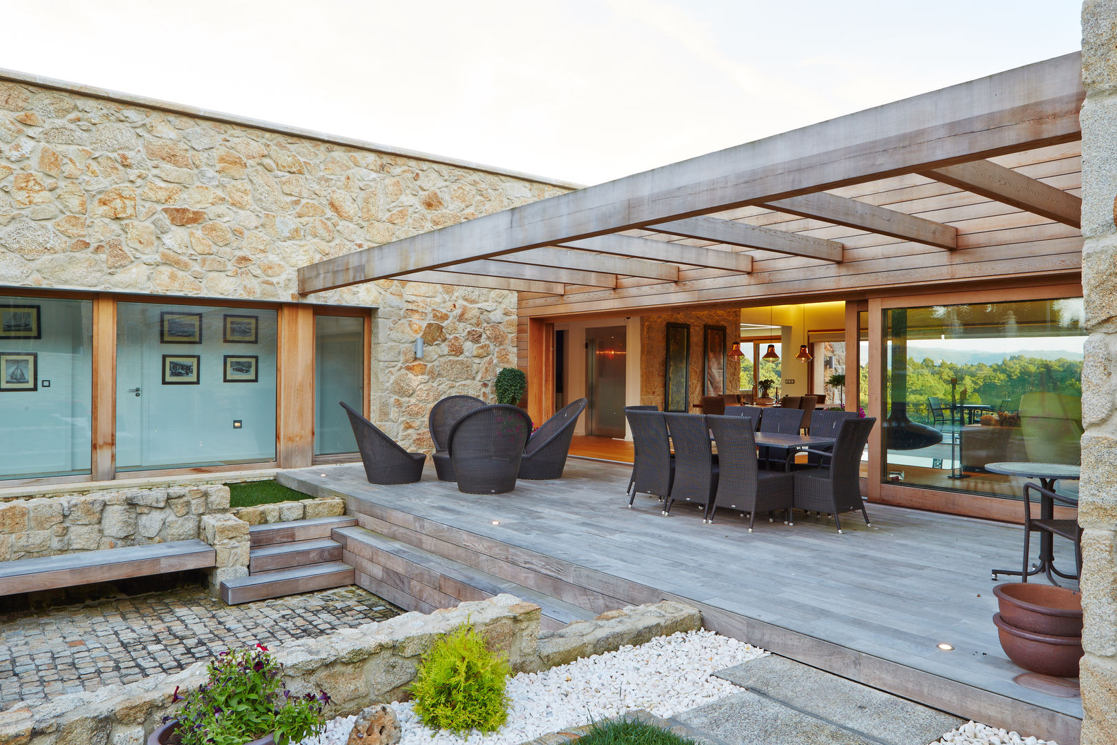 Una Casa con Paredes de Piedra y Jardines de Sueño, HUGA ARQUITECTOS HUGA ARQUITECTOS منازل