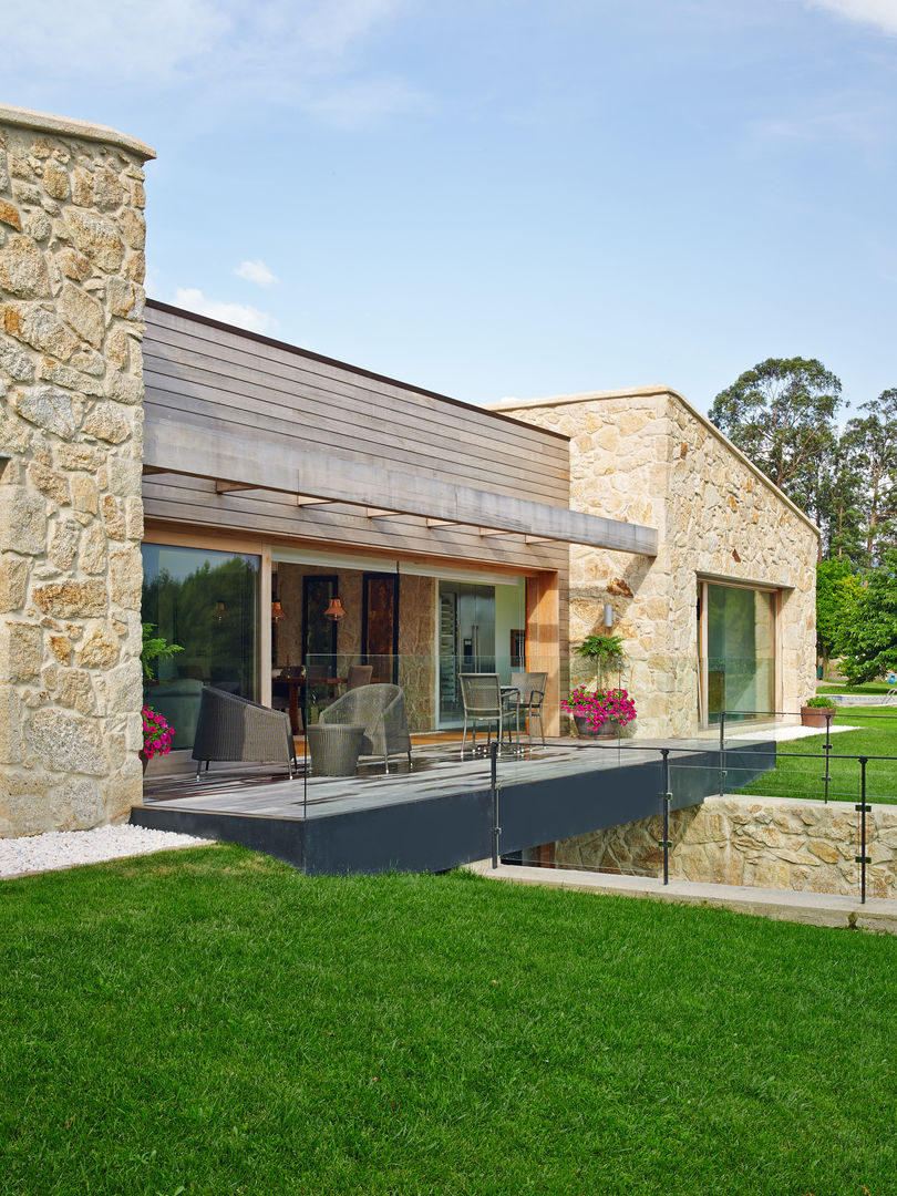 Una Casa con Paredes de Piedra y Jardines de Sueño, HUGA ARQUITECTOS HUGA ARQUITECTOS Rustic style houses