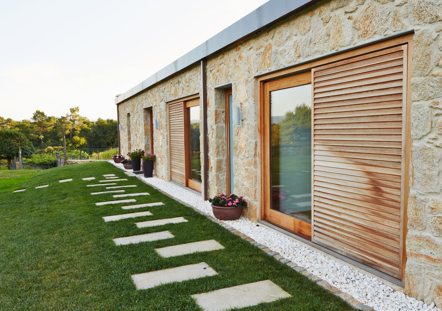 Una Casa con Paredes de Piedra y Jardines de Sueño, HUGA ARQUITECTOS HUGA ARQUITECTOS Rustik Evler