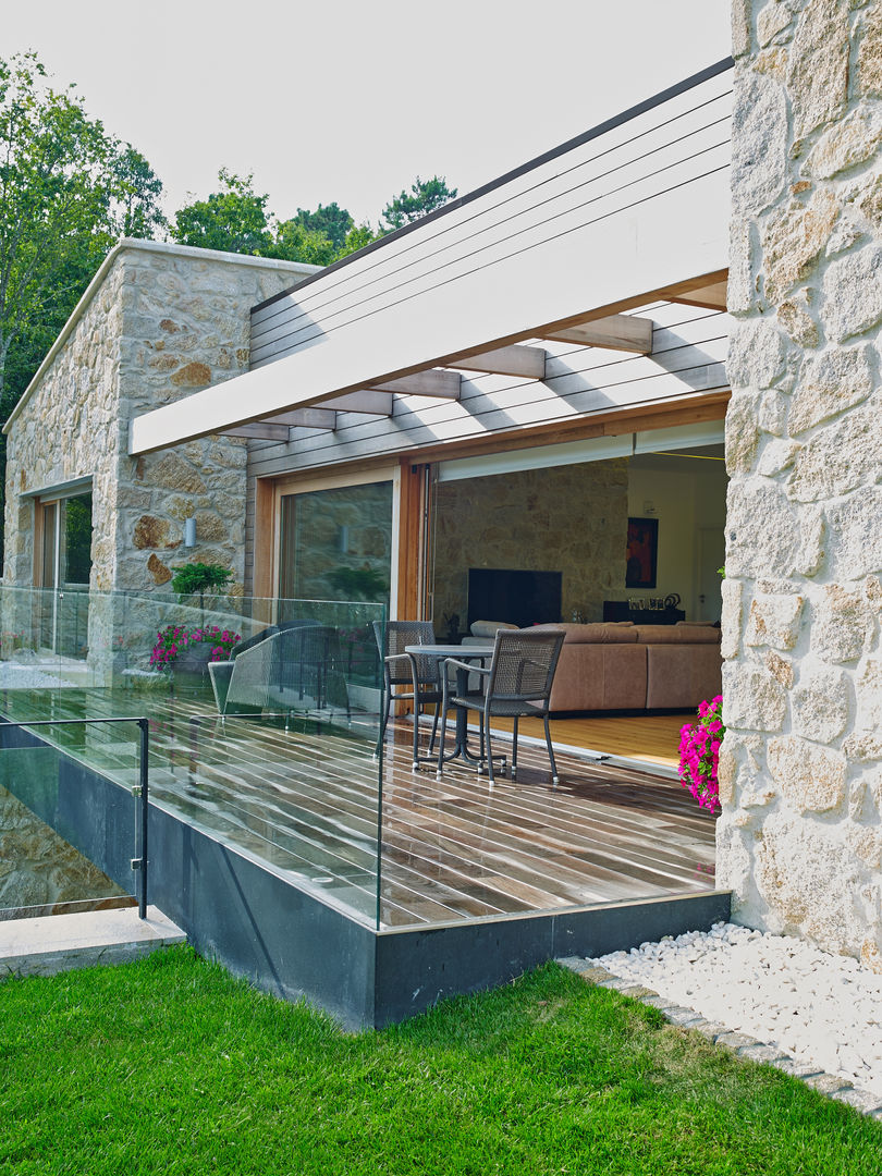 Una Casa con Paredes de Piedra y Jardines de Sueño, HUGA ARQUITECTOS HUGA ARQUITECTOS Rustic style house