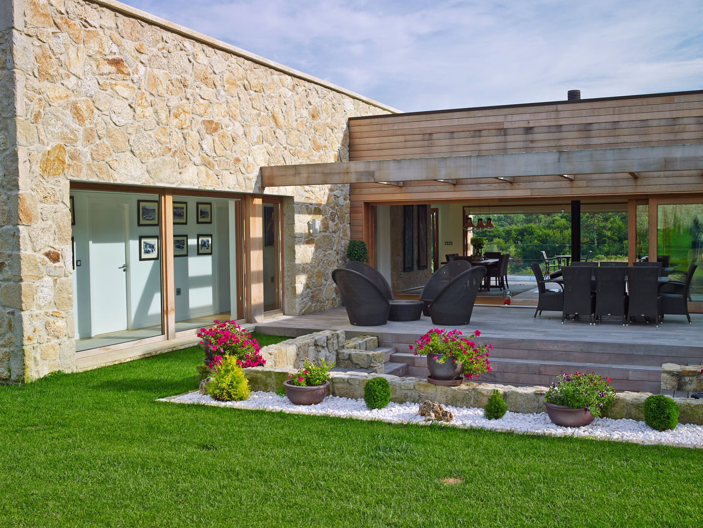 Una Casa con Paredes de Piedra y Jardines de Sueño, HUGA ARQUITECTOS HUGA ARQUITECTOS Rustykalne domy