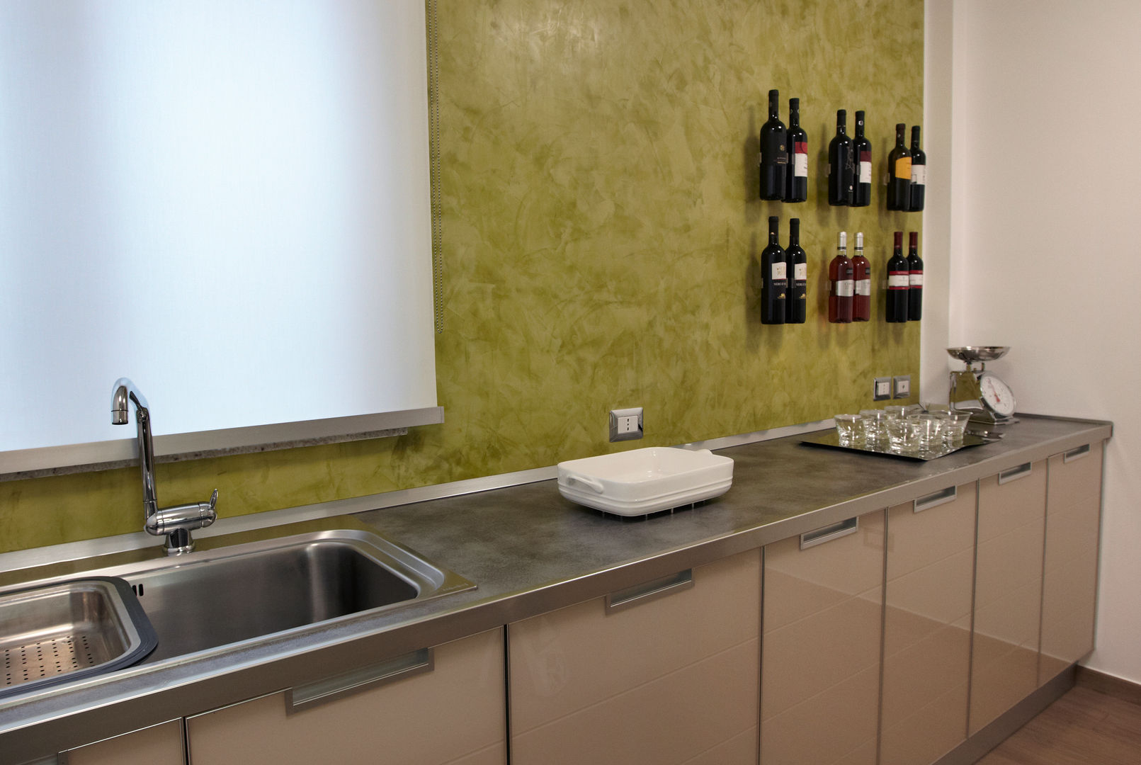 Colore e calore: riqualificazione di una villa, marco olivo marco olivo Modern style kitchen