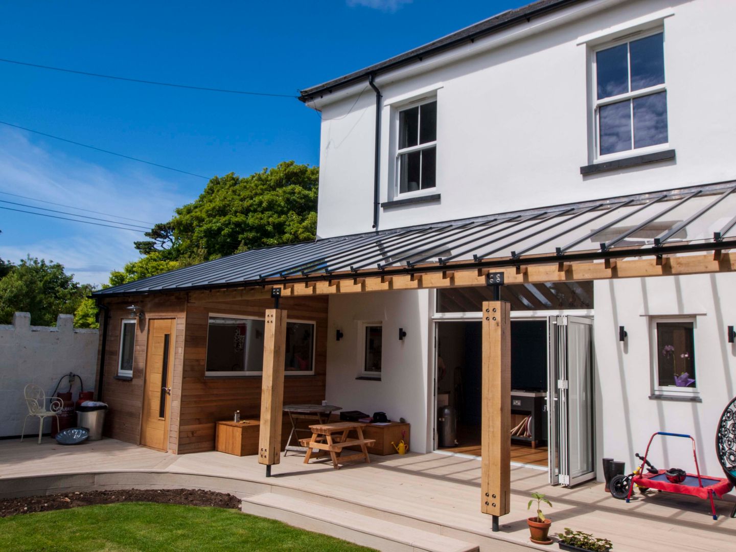 Exterior timber and glazed canopy Crayon Architecture & Design Casas modernas