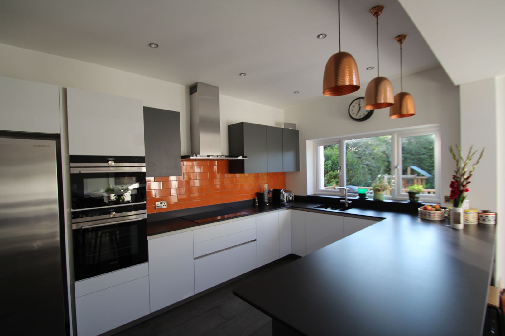 ​White and grey Schuller units with solid black Dekton worktops (by Cosentino) AD3 Design Limited 모던스타일 주방