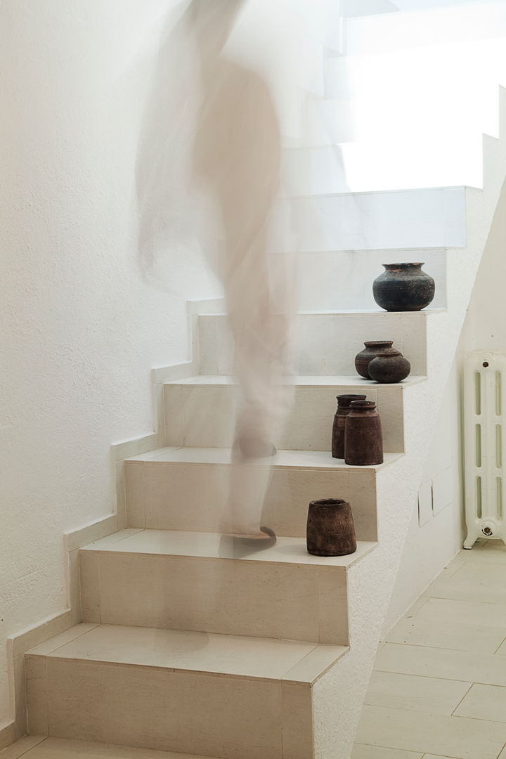 RISTRUTTURAZIONE: una casa da monte affacciata sul lago , STUDIO PAOLA FAVRETTO SAGL STUDIO PAOLA FAVRETTO SAGL Minimalist corridor, hallway & stairs Concrete