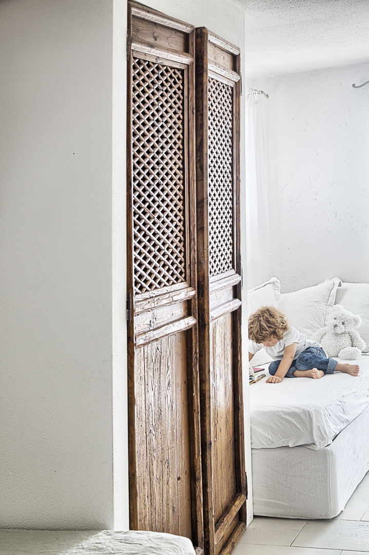 RISTRUTTURAZIONE: una casa da monte affacciata sul lago , STUDIO PAOLA FAVRETTO SAGL STUDIO PAOLA FAVRETTO SAGL Rustic style nursery/kids room Wood Wood effect