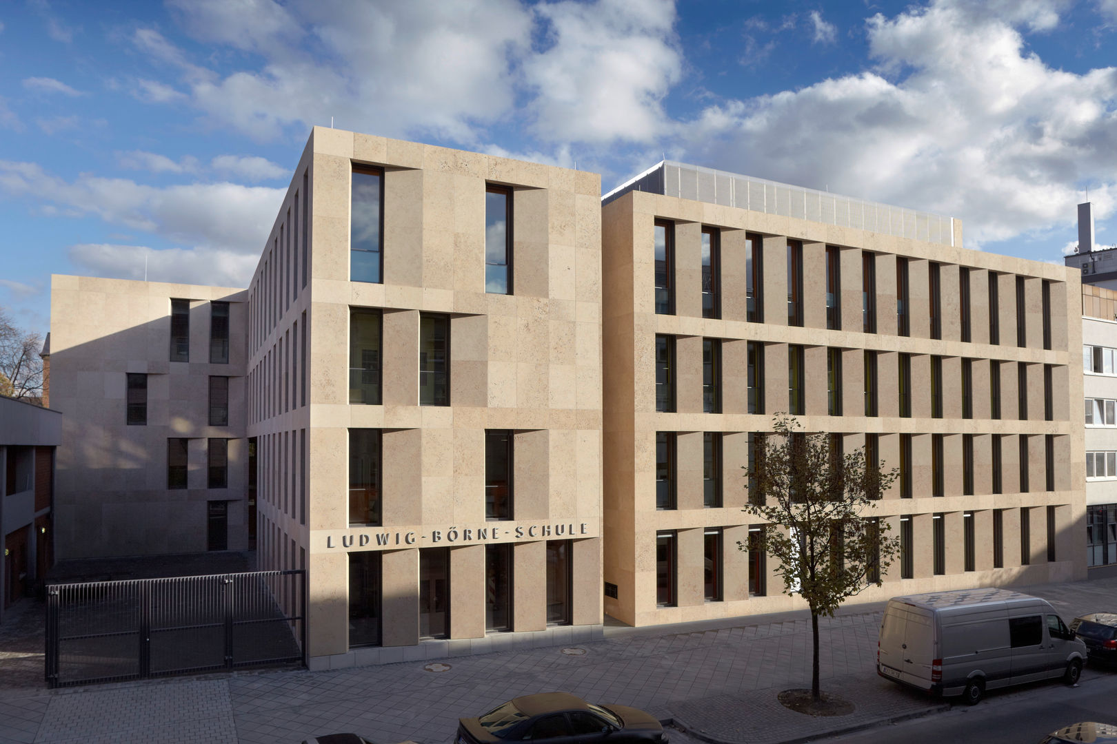 Umbau und Erweiterung der Ludwig-Börne-Schule, dbn blume nasedy architekten bda dbn blume nasedy architekten bda Powierzchnie handlowe