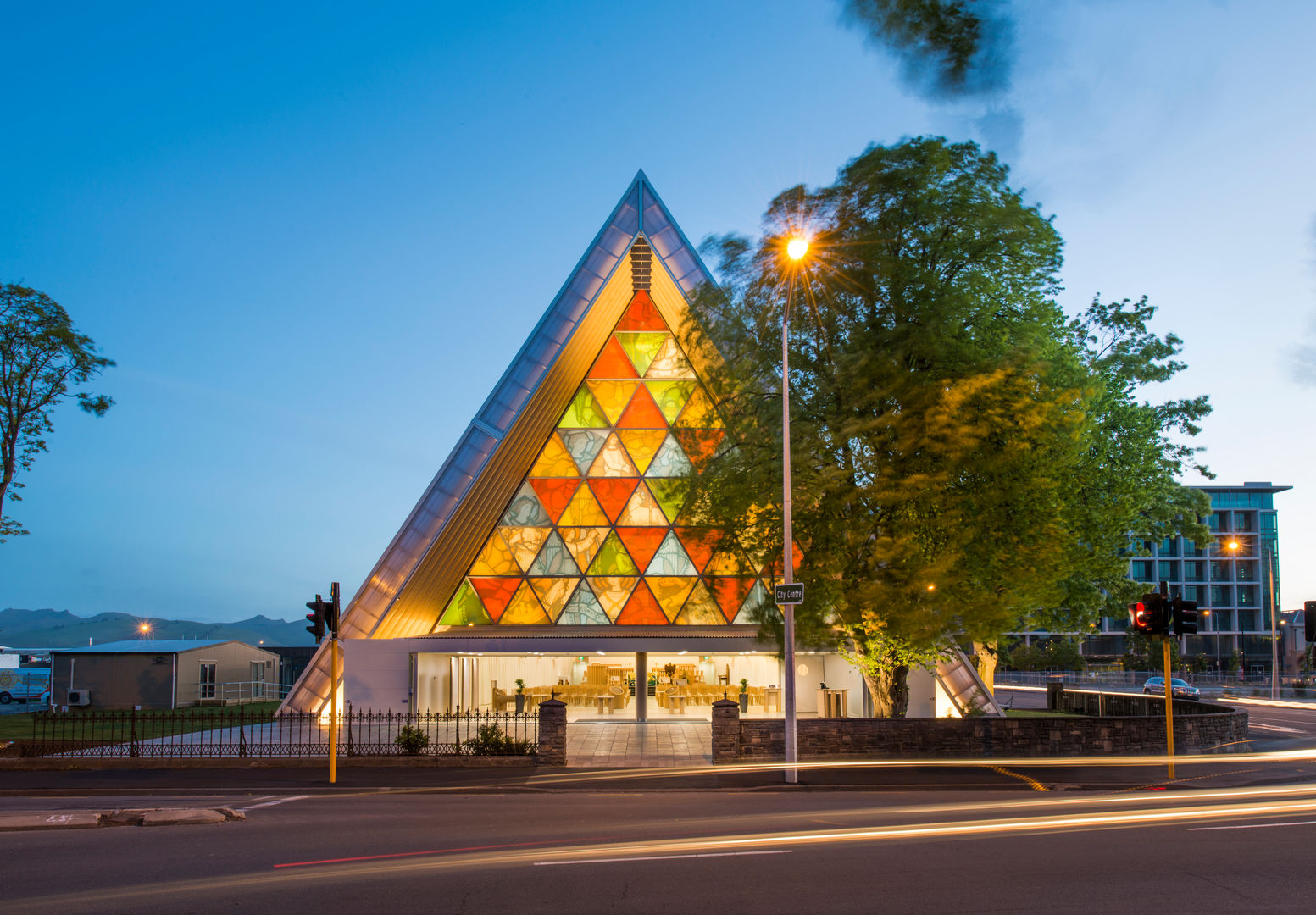 ​Cardboard Cathedral, 坂茂建築設計 (Shigeru Ban Architects) 坂茂建築設計 (Shigeru Ban Architects) الغرف