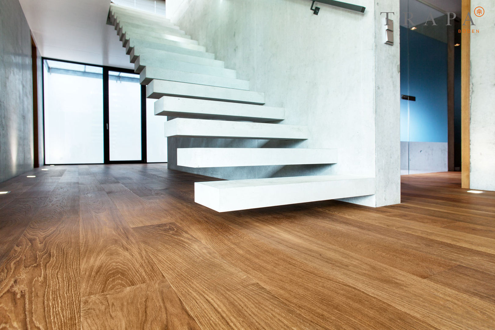 TRAPA bog-look oak meets béton brut, TRAPA Böden GmbH TRAPA Böden GmbH กำแพง วัสดุปูพื้นและผนัง