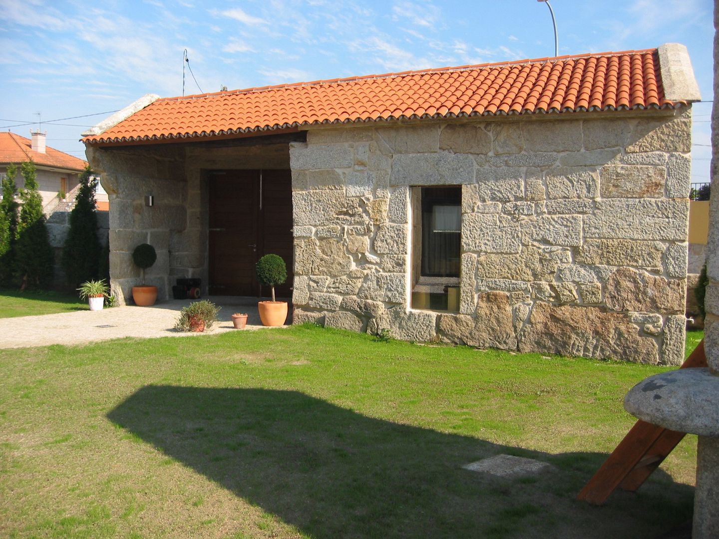 Vivienda en Amoedo, Pazos de Borbén, MUIÑOS + CARBALLO arquitectos MUIÑOS + CARBALLO arquitectos Modern living