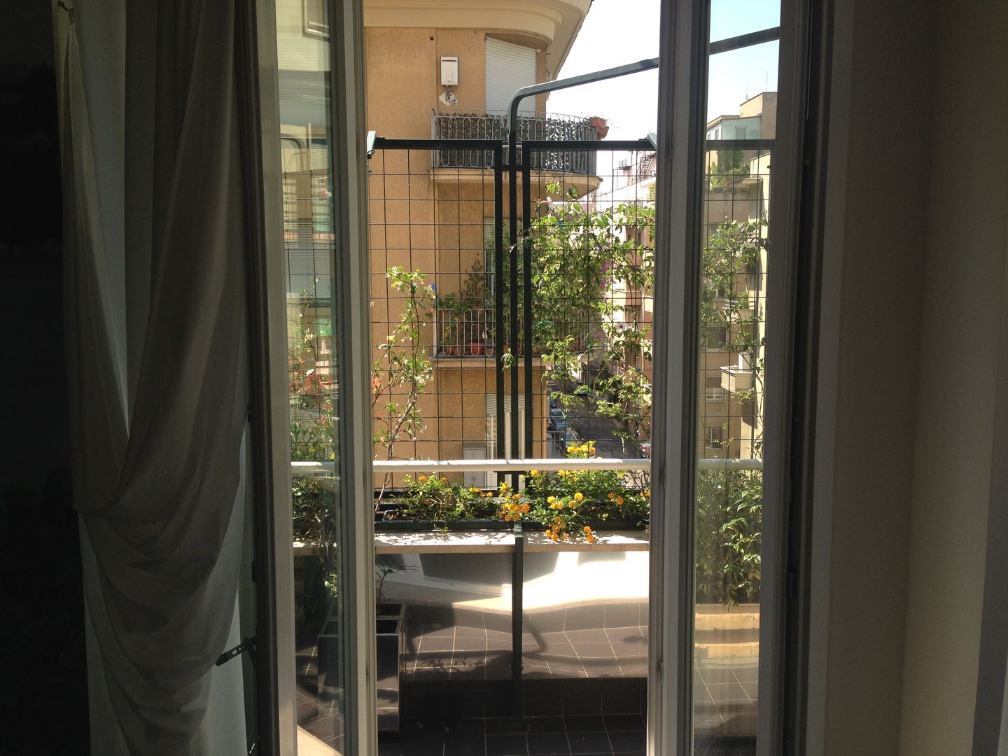 Piccolo Balconcino di 90 cm. Little balcony deep 90 cm., sabigarden sabigarden ระเบียง, นอกชาน